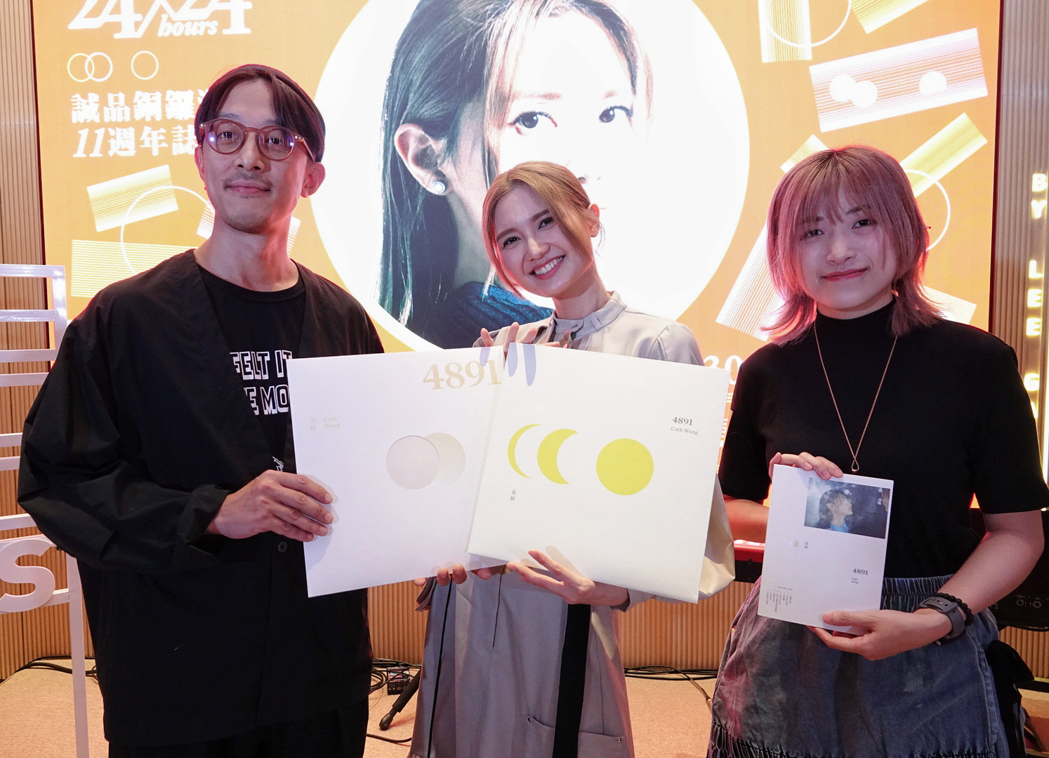 辦簽唱會公布兩大喜訊 黃妍首度推出黑膠專輯 《黃妍4891展覽》衝出香港　下一站東京