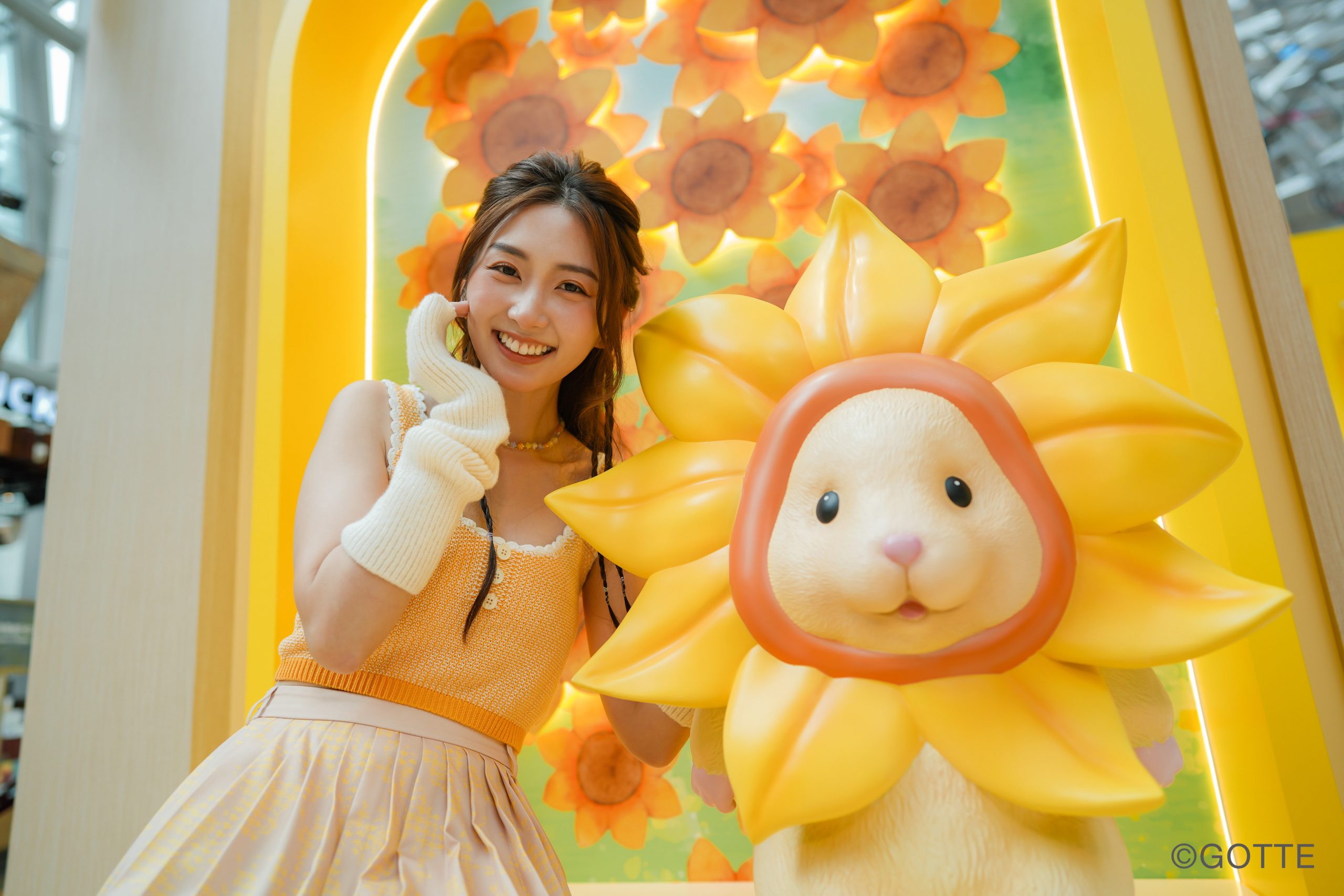 <strong>朗豪坊</strong><strong>盛夏向日葵</strong><strong>《助六の郵便局》</strong><strong><br></strong><strong>最萌倉鼠助六與摰友向日葵正式登場！</strong><strong><br></strong><strong>療癒粉黃色場景及</strong><strong>十大拍照互動專區</strong><strong> </strong><strong>可愛感爆燈</strong><strong></strong>