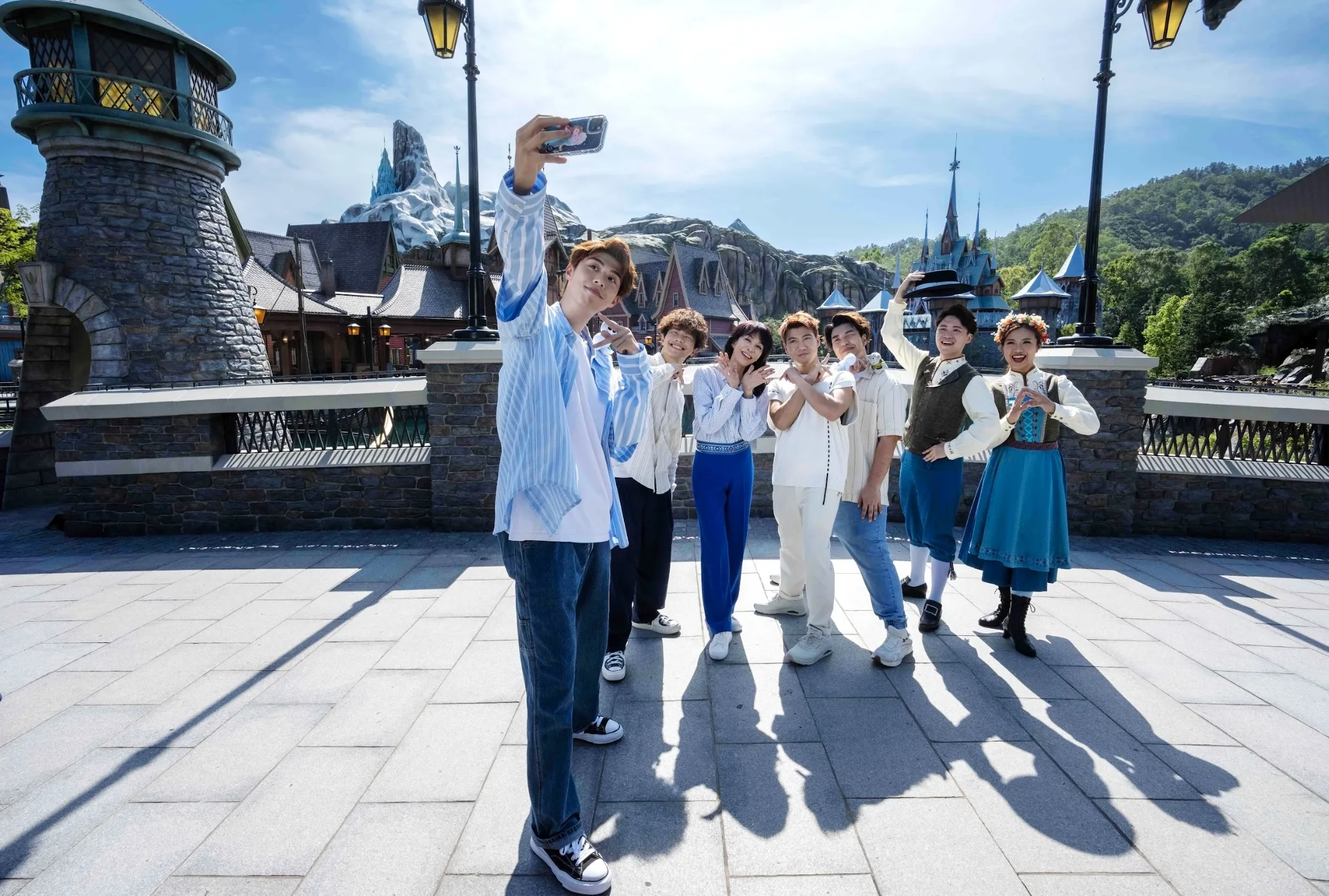 香港迪士尼樂園全新主題園區魔雪奇緣世界開幕在即      「阿德爾旅遊大使」鄭裕玲領魏浚笙、馮允謙、洪嘉豪及FINALLY辦The DO Show旅行團